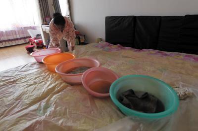 庆城楼上漏水，住户失联，小区没物管，业主维权难！律师来支招……